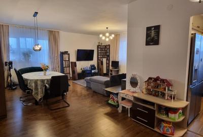Apartament cu 3 camere decomandat, mobilat în Hipodrom 3