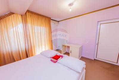 Casă cu 7 camere, 10 ari de vânzare la drumul principal cu 2 intrari - 8