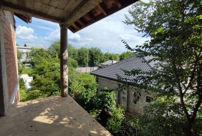 Casă la roșu, cu acoperiș finalizat, lângă pădure - 6