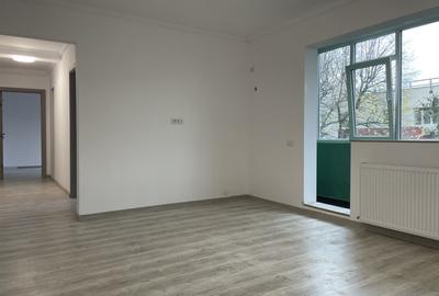 Apartament cu 3 camere semidecomandat în Berceni