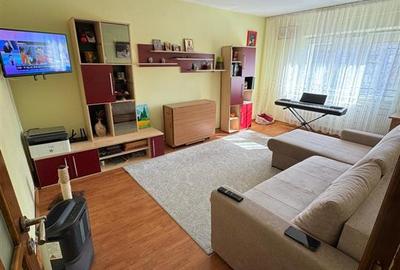 Apartament cu 3 camere decomandat, mobilat în Nicolina