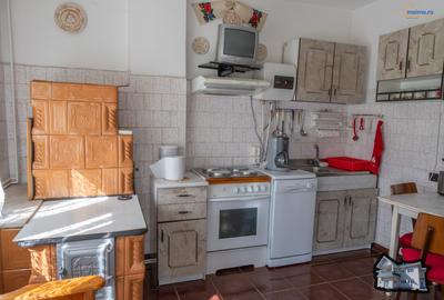 Casă cu etaj în Agăș, eleganță clasică și mobilă sculptată manual în lemn masiv - 6