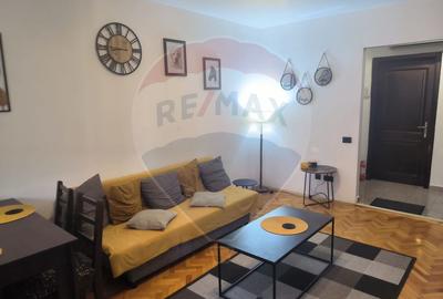 Apartament cu 2 camere semidecomandat, mobilat în Central