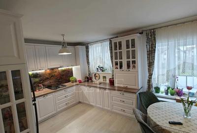 Apartament cu 3 camere semidecomandat, mobilat în Zorilor