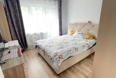 Apartament cu 3 camere în Podu Roș