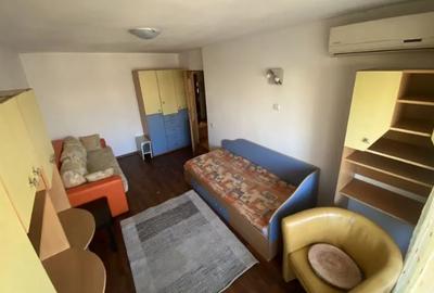 Garsonieră decomandată în Tei