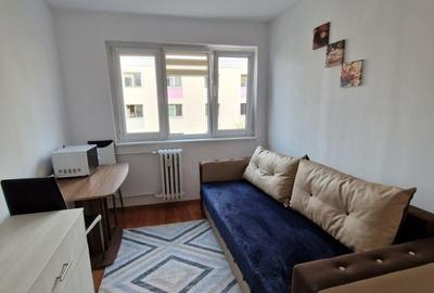 Apartament cu 2 camere semidecomandat, mobilat în Tractorul