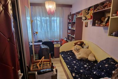 Se vinde pe Republicii apartament decomandat 3 camere ,pret 89000 euro neg - 7