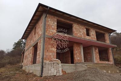 Casă individuală cu 6 camere în Teaca