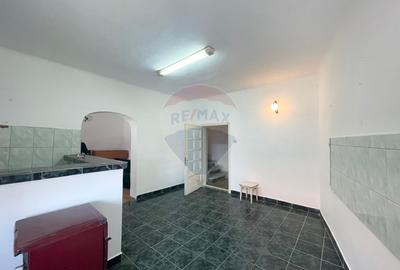 Casă cu 3 camere de vânzare în zona centrala comison 0% - 19