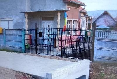 Casă cu grădină  și curte situată în Com.Unirea,jud. Alba, str. Traian, ne. 837 - 1
