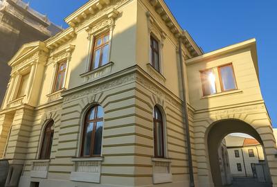 Casă cu 16 camere în P-ța Universității