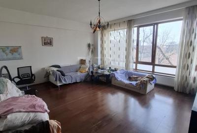 Apartament cu 2 camere decomandat, mobilat în Drumul Sării