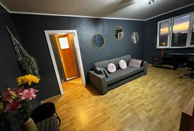 Apartament cu 3 camere decomandat, mobilat în Titan