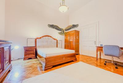 Apartament cu 3 camere semidecomandat, mobilat în Central