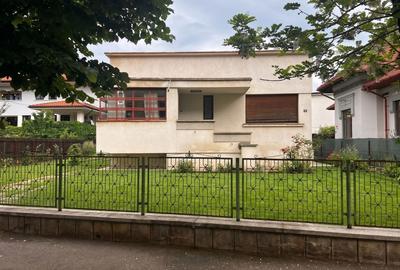 Casă individuală cu 5 camere în Central