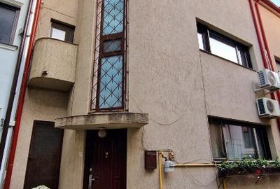Townhouse renovat, central, semimobilat, pozitie excelenta - 1
