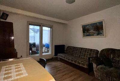 Apartament cu 3 camere semidecomandat, mobilat în Dacia