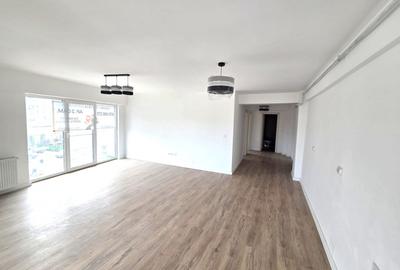 Apartament cu 3 camere semidecomandat în Dâmbul Rotund