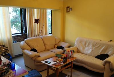 Vand s au schimb cu o casa Ap. 4 camere etajul 2/4 zona Quatro (Brailei),