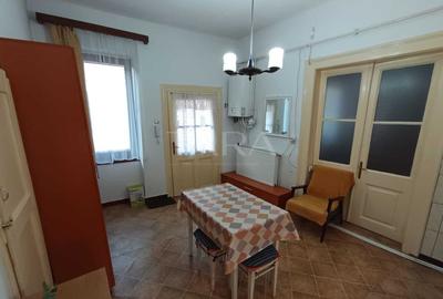 Apartament renovat, curte comună îngrijită, zona Podul Traian. - 2