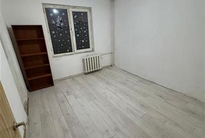 Apartament cu 3 camere semidecomandat în Olteniței