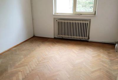 Apartament cu 3 camere decomandat în Cornișa