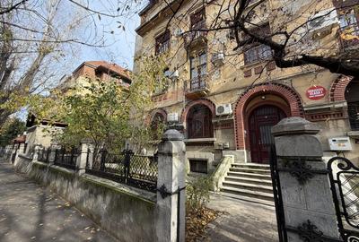 Apartament cu 4 camere semidecomandat, mobilat în Dorobanți