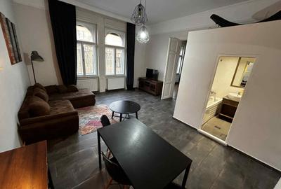 Situat pe cel mai frumos bulevard din oraș-3 August-în clădire istorică -deosebi - 1