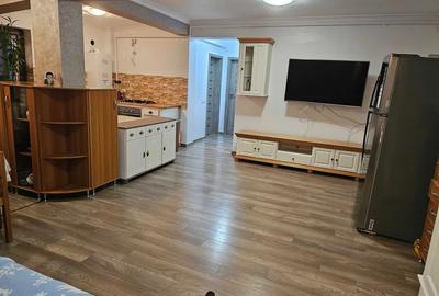 Apartament cu 3 camere semidecomandat, mobilat în Florești