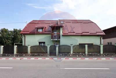 Vilă cu 8 camere de vânzare si spatiu comercial - 1