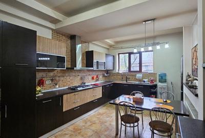 Casă individuală cu 10 camere în Băneasa