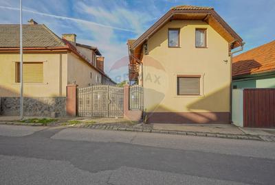 Casă individuală cu 5 camere în Cernatu