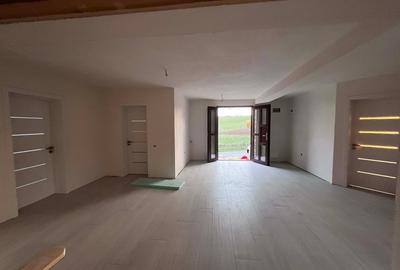Casǎ spațioasă de vânzare  demisol, parter , etaj - 10