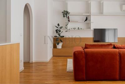 Apartament cu 4 camere semidecomandat, mobilat în Băneasa