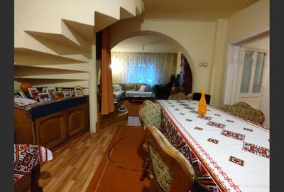 Casa cu mansarda, 7 camere, anexe, Sanmartin - 11