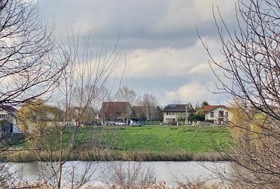 Teren vedere panoramica parțială lac si pădure, central, toate utilitățile - 10
