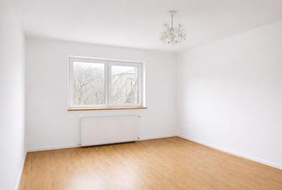 Apartament cu 3 camere decomandat în Nicolina