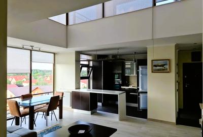 Apartament cu 4 camere semidecomandat, mobilat în Băneasa