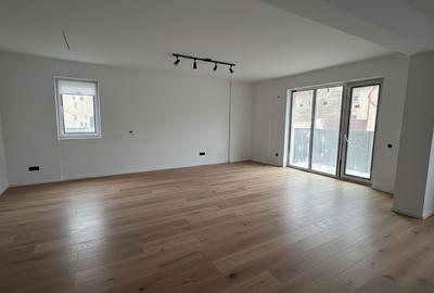 Penthouse cu 4 camere decomandat în Prelungirea Ghencea