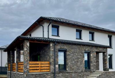 Casa 5 camere, 3 BAI, garaj, zona Valea Adanca- Lac Ezareni