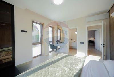 De vânzare Vilă cu 8 camere în Sânmartin, 290 mp util, teren 1100 mp - 40