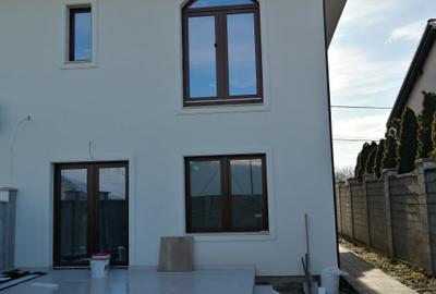 Jumătate de Duplex de vanzare in zona Ronat o strada locuita si urbanizata - 1