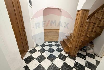 Apartament 4 camere, pe 2 niveluri si curte comuna în Centru - 36