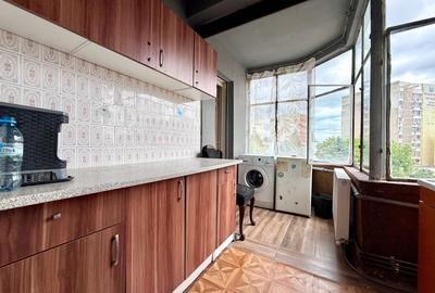 Garsonieră circulară, mobilată în Punctele Cardinale