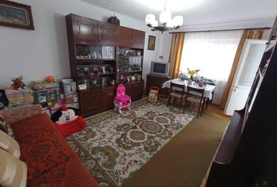 Apartament cu 3 camere decomandat în Nicolina