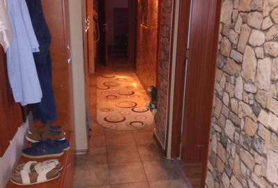 Apartament cu 3 camere semidecomandat în Obor