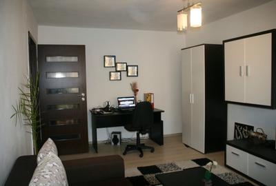 Apartament cu 2 camere decomandat, mobilat în Aradului