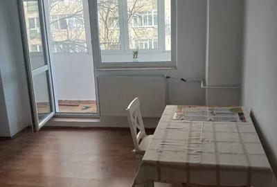 Apartament cu 3 camere semidecomandat în Drumul Taberei