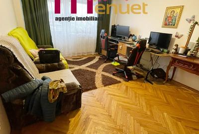 Apartament 3 camere,str.Victoriei, 77 mp